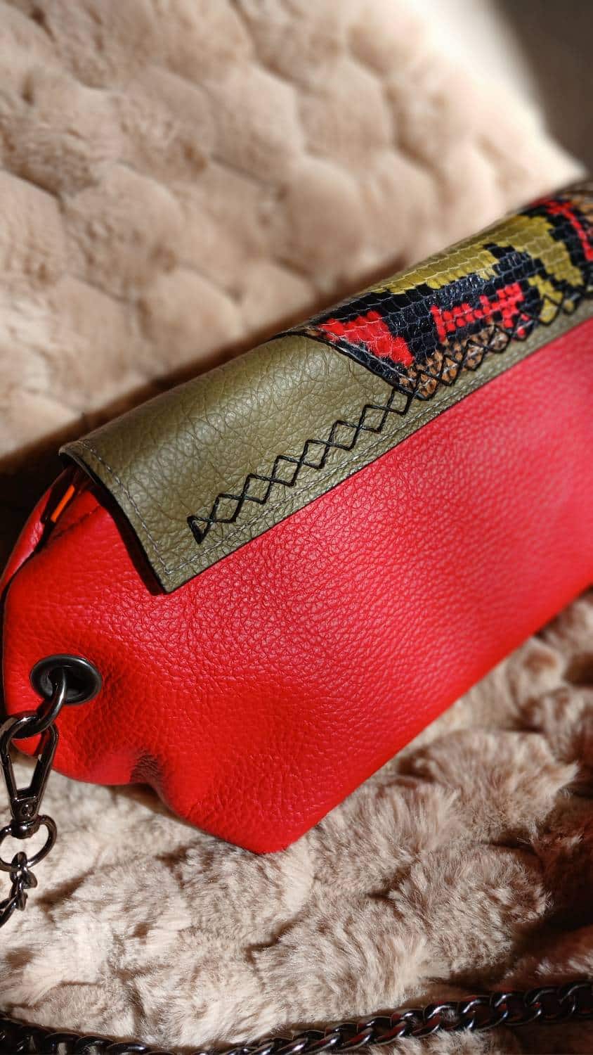 Vue arrière zoomée du sac Serpentine en cuir surcyclé rouge et motif serpent. C'est un accessoire féminin, élégant, affirmé, fait main.