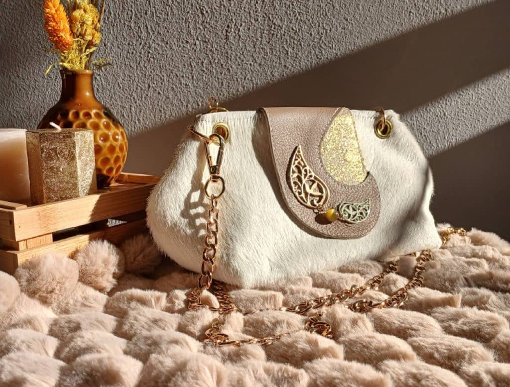 Photo du sac Ivory illustrant l'artisanat et l'engagement pour le surcyclage de la marque Occi-Tanne. Une image qui reflète l'authenticité et le savoir-faire de créations uniques, singulière et féminines.