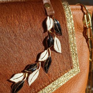 Détail du bijou surcyclé intégré au sac Faunéa, création artisanale chic et unique.