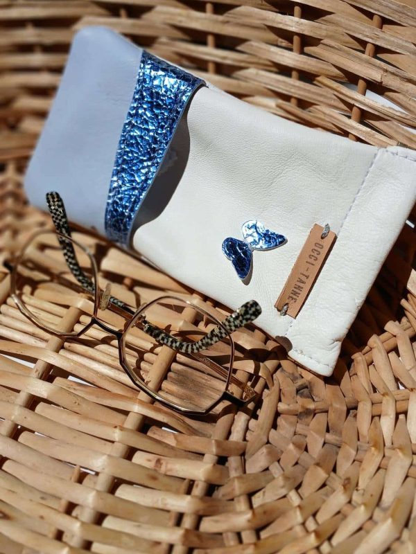 Vue de face de l'étui à lunettes Sirène en cuir surcyclé, catégorie complices Sirène, élégant et singulier, fait main.