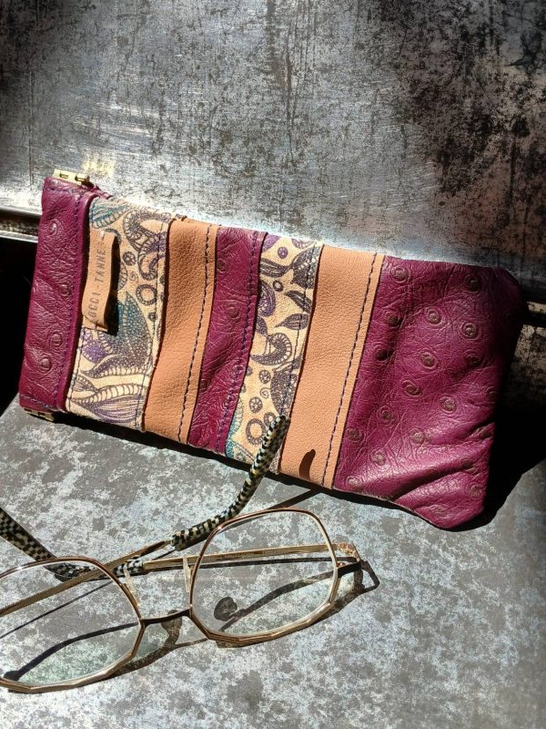 Vue avant de l'étui à lunettes Violetta, catégorie Complice Violetta, en cuir surcyclé, élégant et singulier, fait main.