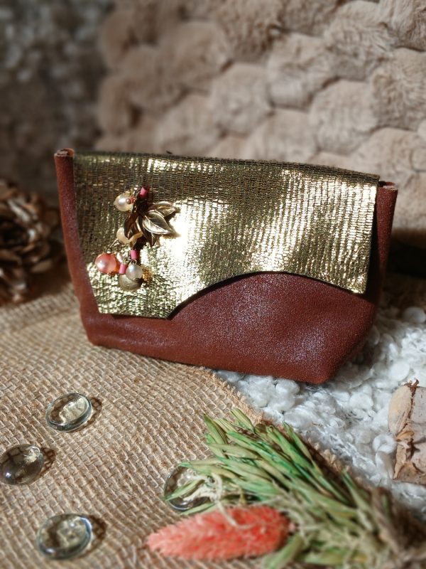 Vue avant de la pochette Isis en cuir surcyclé, élégant et singulier, fait main.