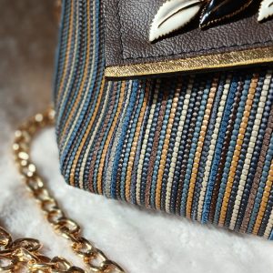 Détail du sac Entrelacs en cuir surcyclé, élégant et singulier, fait main.