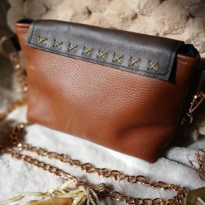 Vue arrière du sac Entrelacs en cuir surcyclé, élégant et singulier, fait main.