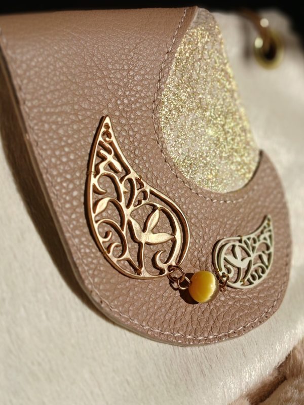 Détail du bijou surcyclé intégré au sac Ivory, création artisanale chic et unique.