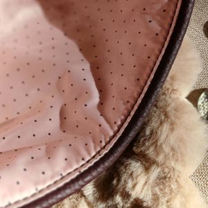 Vue sur la doublure intérieure en tissu upcyclé du sac Roséa, catégorie complices Roséa. Une création en cuir upcyclé, élégante et féminine, fait main.