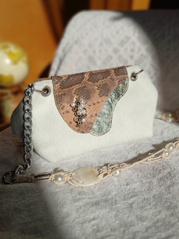 Vue de face du sac Sylve en cuir surcyclé, élégant et singulier, fait main.